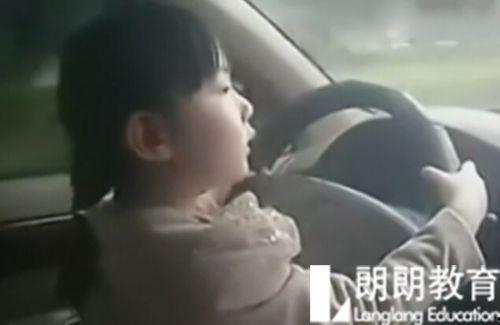 女孩开车吃瓜视频,女孩驾车吃瓜，意外走红网络