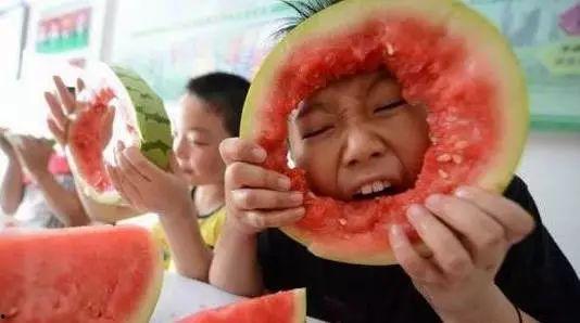 吃瓜咬嘴巴,揭秘娱乐圈的“瓜田”趣事