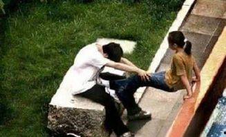 情侣打架吃瓜现场,甜蜜变硝烟，围观群众吃瓜不停