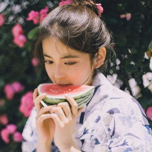 女生减肥吃瓜图片,女生减肥美食之旅