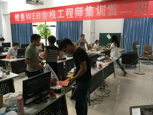 许昌学院有瓜吃,瓜果飘香，学子共享校园甜蜜时光