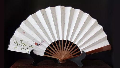 扇子吃瓜,夏日消暑新风尚